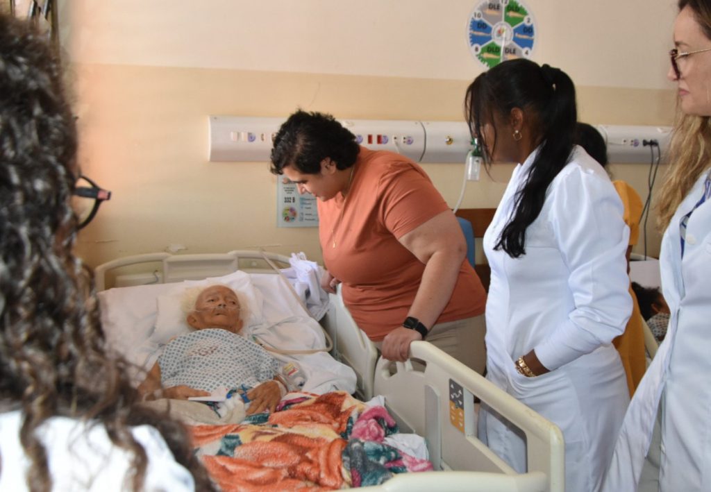 ‘Comer e dormir’, brinca idosa do TO que pode bater recorde mundial como pessoa mais velha a fazer cirurgia ortopédica