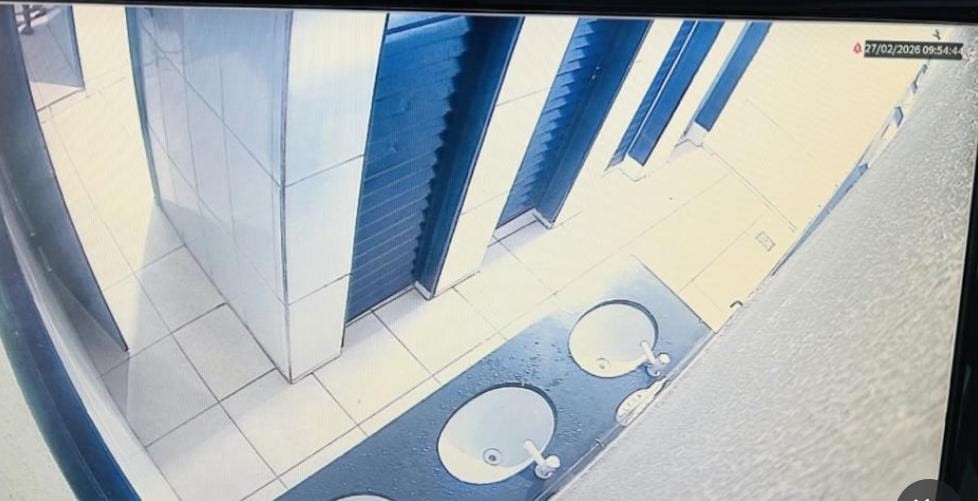 Câmeras são retiradas de banheiros de escola pública após determinação do Estado