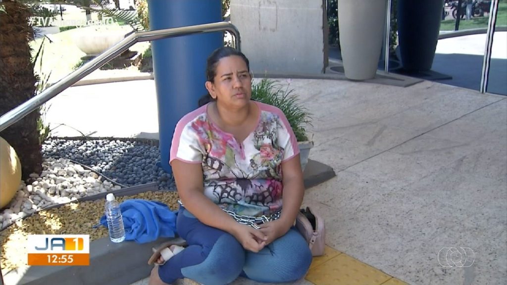 Mãe que se acorrentou pela transferência do filho aguarda vaga em SP após hospital emitir relatório